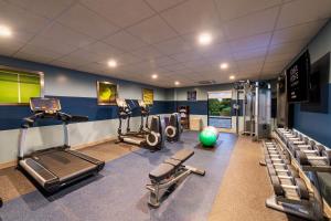 een fitnessruimte met diverse loopbanden en cardio-apparatuur bij Four Points by Sheraton Charlotte - Lake Norman in Huntersville