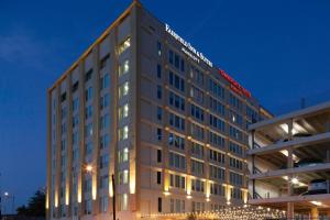 TownePlace Suites by Marriott Dallas Downtown في دالاس: مبنى الفندق في الليل مع الانارة