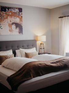 Un dormitorio con una cama grande con una manta. en B&B Roudenhaff, en Echternach