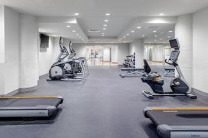TownePlace Suites by Marriott Dallas Downtown في دالاس: صالة ألعاب رياضية مع العديد من أجهزةالجري وأجهزة القلب