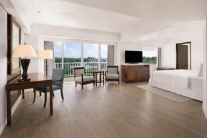 TV a/nebo společenská místnost v ubytování The Westin Resort Guam