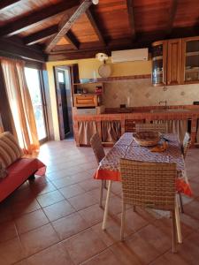 a kitchen and dining room with a table and chairs at Villa in vetro in Castellammare del Golfo