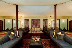 Predel za sedenje v nastanitvi Al Maha, a Luxury Collection Desert Resort & Spa, Dubai