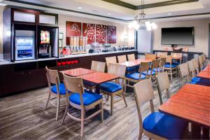 a restaurant with tables and chairs and a bar at TownePlace Suites Atlanta Buckhead in Atlanta