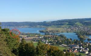 vistas a un lago con un círculo rojo en Biker's Rest en Öhningen