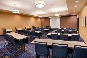 a classroom with tables and chairs in a room at Courtyard Cleveland Beachwood in Beachwood