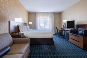 een hotelkamer met een bed en een bank bij Fairfield Inn & Suites by Marriott Denver Aurora/Medical Center in Aurora