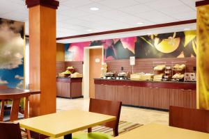un restaurante de comida rápida con mesas y una barra en Fairfield Inn and Suites by Marriott Saint Augustine I-95 en Saint Augustine