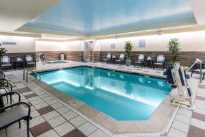 uma piscina com água azul num quarto de hotel em Fairfield Inn & Suites by Marriott Denver Aurora/Medical Center em Aurora