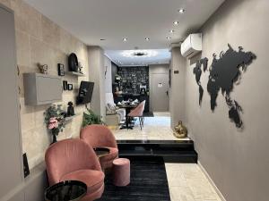 Pokój z dwoma krzesłami i mapą świata na ścianie w obiekcie Hotel Agenor w Paryżu