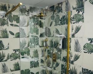 La salle de bains est pourvue de carrelage vert et blanc. dans l'établissement La Casa Rebonita ACCESA, à Candelario
