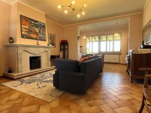 B&B Terre Toscane في Ciggiano: غرفة معيشة مع أريكة ومدفأة