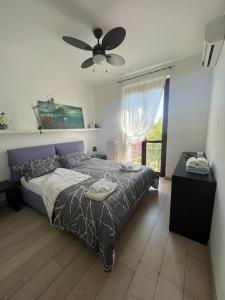 1 dormitorio con 1 cama y ventilador de techo en Diego's Apartment - Monza Park, en Biassono