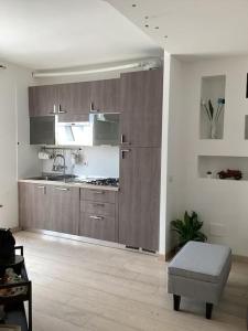 sala de estar con cocina con armarios de madera en Diego's Apartment - Monza Park, en Biassono