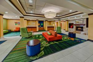 eine Lobby mit einem Sofa und Stühlen auf einem Teppich in der Unterkunft Fairfield Inn & Suites by Marriott Murfreesboro in Murfreesboro