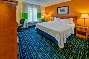 una habitación de hotel con una cama y un escritorio en Spark by Hilton Murfreesboro, en Murfreesboro