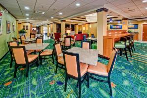 einen Essbereich mit Tischen und Stühlen in einer Cafeteria in der Unterkunft Fairfield Inn & Suites by Marriott Murfreesboro in Murfreesboro