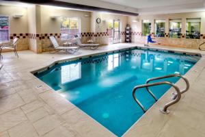 ein großer Pool mit blauem Wasser in einem Hotelzimmer in der Unterkunft Fairfield Inn & Suites by Marriott Murfreesboro in Murfreesboro