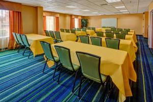 einen Konferenzraum mit gelben Tischen und grünen Stühlen in der Unterkunft Fairfield Inn & Suites by Marriott Murfreesboro in Murfreesboro