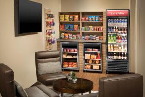Cette chambre comprend un réfrigérateur rempli de nourriture. dans l'établissement TownePlace Suites by Marriott Nashville Smyrna, à Smyrna