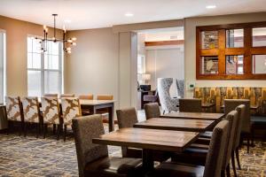 een eetkamer met houten tafels en stoelen bij Residence Inn by Marriott Billings in Billings