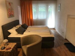 mały pokój z 2 łóżkami i stołem w obiekcie Hotel Schachten w mieście Lindberg