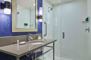 Koupelna v ubytování SpringHill Suites by Marriott Denver Downtown