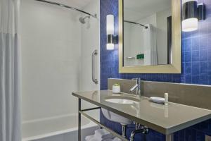 Koupelna v ubytování SpringHill Suites by Marriott Denver Downtown