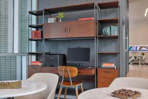 TV a/nebo společenská místnost v ubytování SpringHill Suites by Marriott Denver Downtown