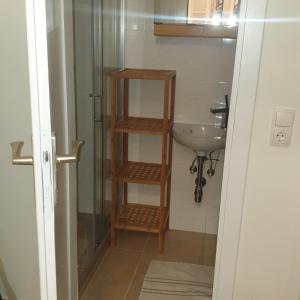 ein Badezimmer mit Dusche, Toilette und Waschbecken in der Unterkunft Weißes Appartement in Wien