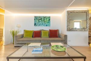a living room with a couch and a table at Casa Boutique by Capri 5 Senses in Capri