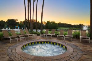 Bazén v ubytování Marriott's Cypress Harbour Villas nebo v jeho okolí
