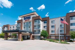 Fairfield Inn & Suites by Marriott Omaha Downtown في أوماها: مبنى مكتب مع علم أمريكي في الأمام