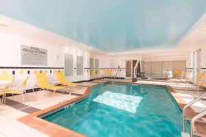 Bazén v ubytování Fairfield Inn & Suites by Marriott Omaha Downtown nebo v jeho okolí