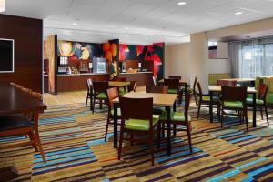uma sala de jantar com mesas e cadeiras e uma cafetaria em Fairfield Inn & Suites by Marriott Fresno Yosemite International Airport em Fresno