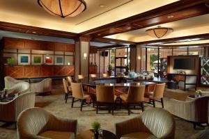 - un hall avec une table, des chaises et une télévision dans l'établissement Austin Southpark Hotel, à Austin
