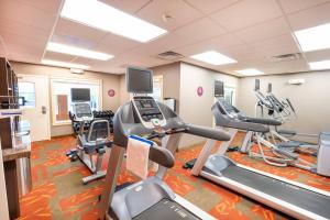 un gimnasio con cintas de correr y elípticas en una habitación en Residence Inn by Marriott Albany Washington Avenue en McKownville