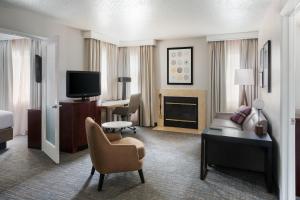 um quarto de hotel com um sofá e uma televisão em Residence Inn Philadelphia Willow Grove em Horsham