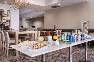 una mesa blanca con comida y bebidas. en Residence Inn Philadelphia Willow Grove en Horsham