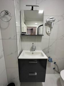 a bathroom with a sink and a mirror at Vesta Butik Otel in Edremit