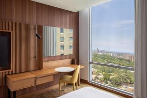 Habitación de hotel con escritorio y ventana en Barranquilla Marriott Hotel, en Barranquilla