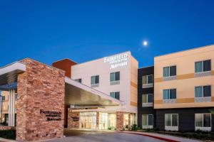 eine Darstellung der Vorderseite eines Hotelgebäudes in der Unterkunft Fairfield Inn & Suites by Marriott Pleasanton in Pleasanton