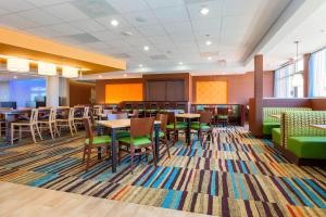 een eethoek met tafels en stoelen in een kamer bij Fairfield Inn & Suites by Marriott Pleasanton in Pleasanton