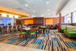 A restaurant or other place to eat at Fairfield Inn & Suites by Marriott Pleasanton