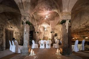 Pokój z białymi stołami, krzesłami i świecami w obiekcie Hotel & Gourmetwirtshaus Kirchenwirt seit 1326 w mieście Leogang