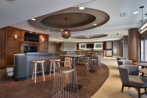 a restaurant with a bar with chairs and tables at SpringHill Suites Columbia Downtown The Vista in Columbia