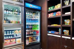 un frigorifero pieno di bevande e cibo di Courtyard Boulder Longmont a Longmont