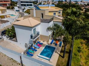 une vue aérienne d'une maison avec piscine dans l'établissement Villa Casa Vilas Boas, à Albufeira