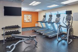 een fitnessruimte met loopbanden en crosstrainers bij Fairfield Inn & Suites by Marriott Rawlins in Rawlins