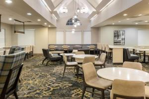 una sala d'attesa con tavoli e sedie e una classe di Residence Inn by Marriott North Little Rock a North Little Rock